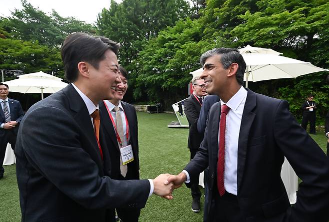 21일 서울 중구 신라호텔에서 아시안리더십컨퍼런스가 열렸다. 개회식에 앞서 열린 티타임에서 이준석 개혁신당 대선후보와 리시 수낙 전 영국 총리가 인사를 나누고 있다. 2025.5.21. / 고운호 기자