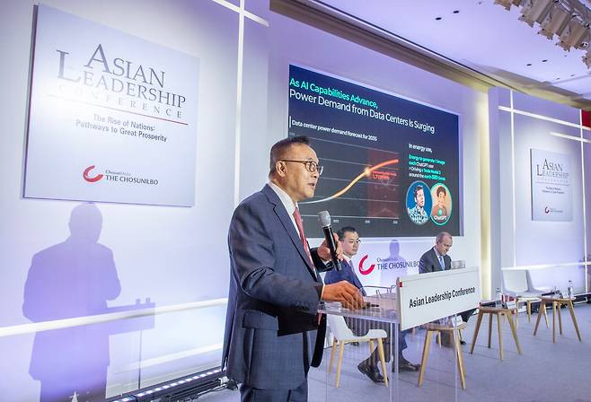 2025 아시안 리더십 콘퍼런스가 21일 서울 신라호텔에서 열렸다. Track2 인공지능 주도시대: 원자력의 역할 세션에서 황주호 한국수력원자력 사장이 주제발표를 하고 있다./이태경기자