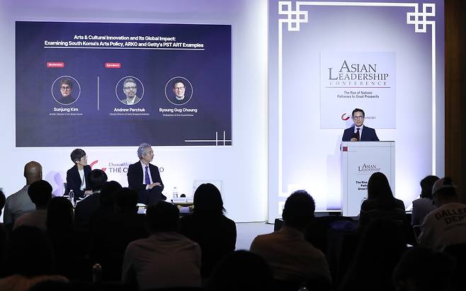 21일 서울 신라호텔에서 열린 제16회 아시안리더십콘퍼런스(ALC) '문화정책과 예술이 국제사회에서 갖는 가치: 대한민국, 아르코, 게티 PST 케이스 스터디' 세션에서 정병국 한국문화예술위원회 위원장이 발표하고 있다. 2025.5.21 /박성원 기자