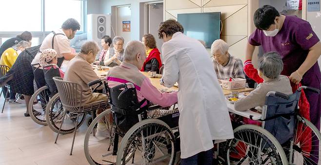 2024년 10월 경기도 양주의 한 요양원에서 요양보호사들이 노인들을 돌보고 있다. /김지호 기자