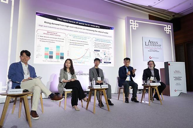 21일 서울 신라호텔에서 열린 제16회 아시안리더십콘퍼런스(ALC) ‘워터 테크, 기후 위기에 맞서다’ 세션에서 참가자들이 토론을 하고 있다. /박상현 기자