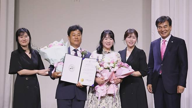 21일 세계부부의날위원회는 창원 그랜드 머큐어 앰배서더 호텔에서 ‘2025 세계부부의날 기념식’을 연 가운데 모범 부부 대상을 받은 박원제(왼쪽 두번째)·우정민(가운데) 부부. /세계부부의날위원회