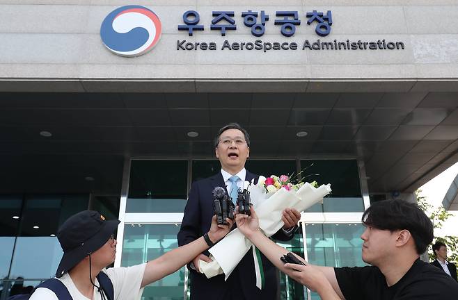 우주항공청이 개청한 작년 5월 27일 윤영빈 우주항공청장이 경남 사천시 사남면 우주항공청 임시청사로 출근하며 취재진 질문에 답하고 있다./뉴스1