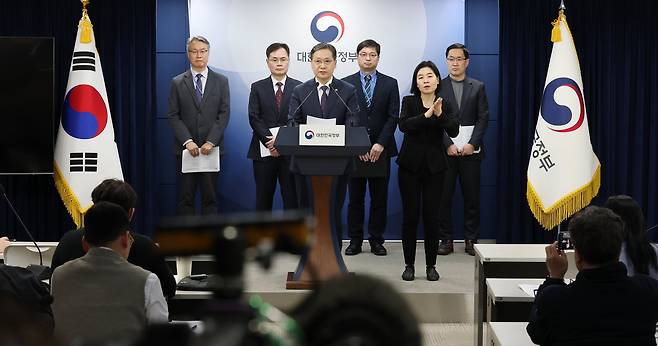윤영빈 우주항공청장이 지난 2월 24일 서울 종로구 정부서울청사에서 제3회 국가우주위원회 관련 사전 기자브리핑을 하고 있다. 우주청은 이날 차세대발사체 개발 사업의 계획을 변경하겠다고 했다./뉴스1