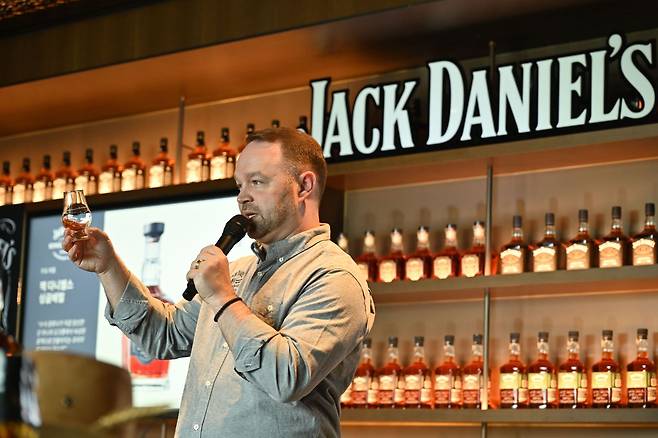 잭 다니엘스의 마스터 디스틸러 크리스 플렛처(Chris Fletcher)가 지난 15일 한국을 방문해 잭다니엘스의 고급 라인업을 소개했다./한국브라운포맨 제공