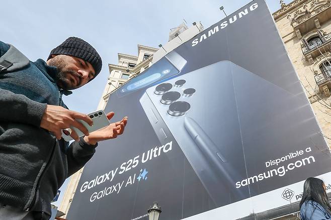 스페인 바르셀로나 카탈루냐 광장 인근 그라시아 거리에 설치된 삼성전자 갤럭시S25 울트라 광고판. /뉴스1
