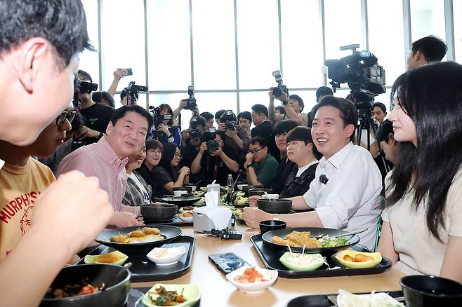 개혁신당 이준석 대선 후보가 21일 '학식먹자 이준석' 행사가 열린 경기 성남시 가천대학교 글로벌캠퍼스에서 행사에 참여한 국민의힘 안철수 의원과 웃으며 대화를 나누고 있다. /연합뉴스
