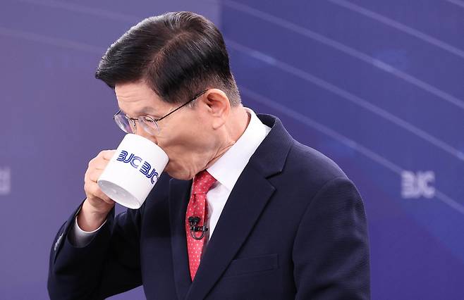 21일 국민의힘 김문수 대통령 후보가 경기도 고양 MBN 미디어센터에서 열린 한국방송기자클럽 대선 후보 초청 토론회에서 물을 마시고 있다. /뉴스1