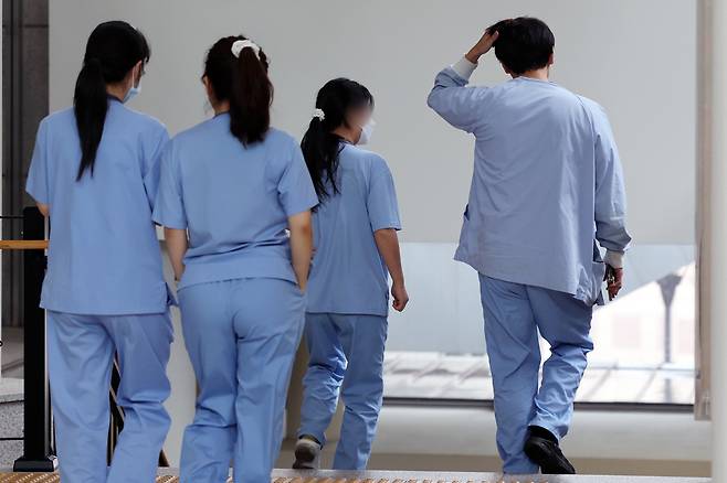 지난 3월 4일 서울 한 대형병원에서 간호사들이 발걸음을 옮기고 있다. /뉴스1