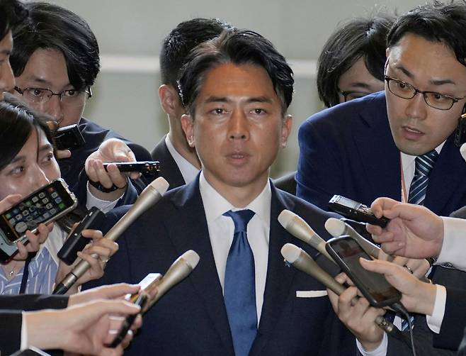 고이즈미 신지로 신임 일본 농림상이 21일 도쿄 총리관저에서 기자들로부터 질문을 ㅂ다고 있다. /교도통신 연합뉴스