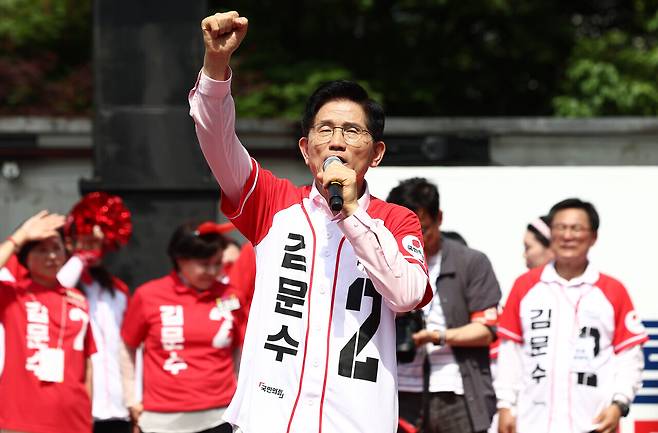국민의힘 김문수 대선 후보가 20일 서울 서초구 고속터미널역 인근에서 집중유세를 하고 있다. 연합뉴스