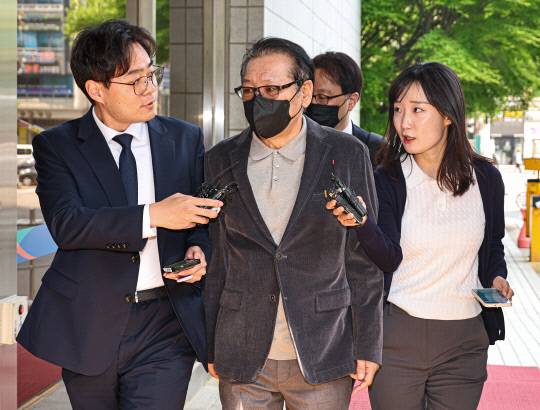 '건진법사' 전성배 씨가 지난 12일 서울 양천구 서울남부지법에서 열린 1심 두 번째 공판에 출석하고 있다. 연합뉴스