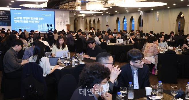 21일 오전 서울 여의도 CCMM빌딩 컨벤션홀에서 '글로벌 경쟁력 강화를 위한 법제 및 금융 혁신 전략'을 주제로 열린 2025 글로벌 금융비전 포럼이 열리고 있다. ⓒ데일리안 방규현 기자