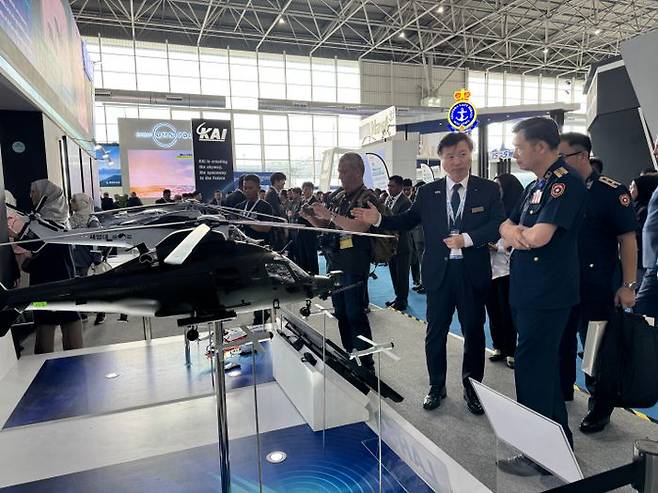 KAI 관계자가 말레이시아 랑카위에서 열린 해양·항공 방산전시회 'LIMA2025'에서 전시물을 설명하고 있다.ⓒKAI