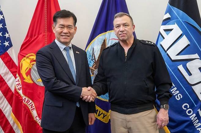 석종건 방위사업청장이 19일부터 20일(현지시간)까지 미국 워싱턴DC를 방문해 제임스 다우니 해상체계사령부 사령관과 면담, 기념 촬영하고 있다. ⓒ방위사업청