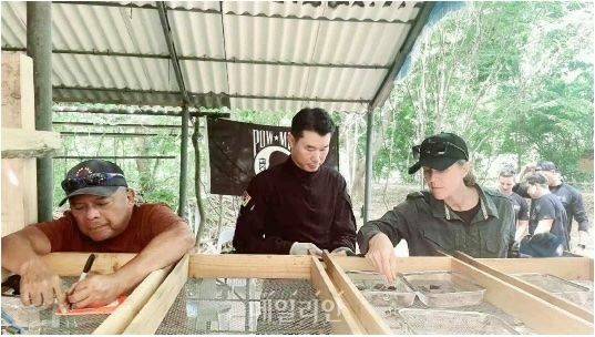 2024년 당시 한·미 공동발굴팀이 경상북도 문경시 마성면 일대에서 발굴한 유품들의 상태를 확인 및 분류하고 있다. ⓒ국방부유해발굴감식단