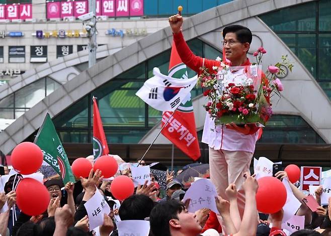 김문수 국민의힘 대선 후보가 21일 오후 경기도 고양시 화정역 광장에서 진행된 유세에서 꽃바구니를 손에 들고 지지를 호소하고 있다. ⓒ데일리안 방규현 기자