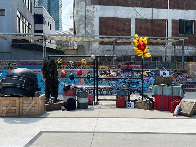 21일 서울 성수동 '펍지 성수'에서 열린 '배틀그라운드 모바일' 7주년 기념 팝업스토어에 마련된 아이템존 모습. 이용자는 이곳에서 원하는 인게임 아이템을 착용 후 기념사진을 촬영할 수 있다.ⓒ데일리안 이주은 기자