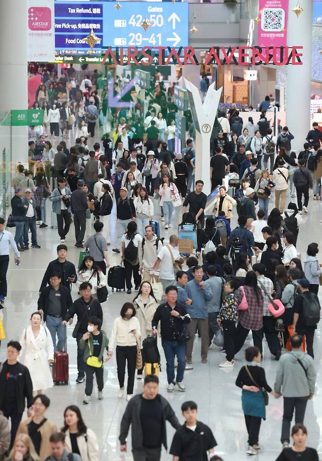 지난 2일 서울 인천국제공항 제1여객터미널 출국장 면세구역이 여행객들로 붐비고 있다.ⓒ뉴시스