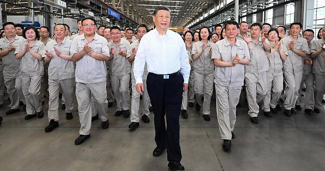 19일 시진핑 중국 국가주석이 허난성 뤄양시에 있는 뤄양베어링그룹주식회사 공장을 시찰하고 있다. 이 회사는 항공우주, 건설기계, 풍력발전, 도시철도, 항만장비 및 선박 등 다양한 분야에 쓰이는 고성능 베어링을 제조한다. 중국에선 항공기용 첨단 베어링을 생산하는 대표 기업으로 여겨진다. 시 주석은 이번 시찰을 통해 미중 갈등 속 중국의 기술자립을 강조했다. 뤄양=신화 뉴시스