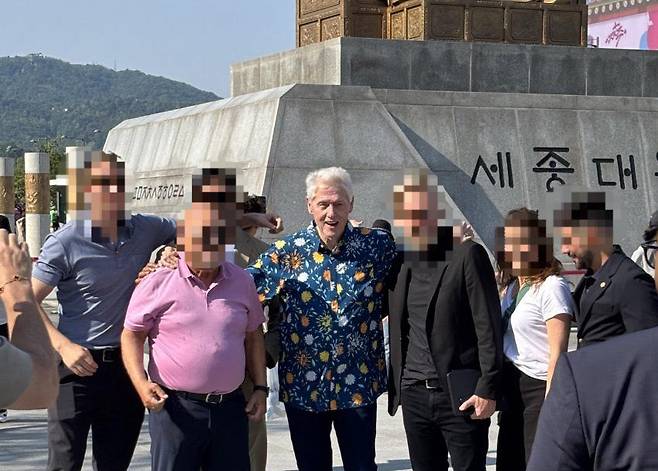 빌 클린턴 전 대통령이 깜짝 방한한 가운데 온라인에는 클린턴 전 대통령 목격담과 사진이 속속 올라왔다. 사진 속에서 클린턴 전 대통령이 서울 광화문광장 세종대왕 동상 앞에서 포즈를 취하고 있다. 사진 출처 SNS 캡쳐