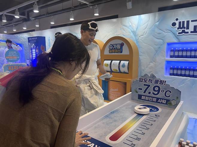 한 관람객이 올리브영페스타 한 체험 부스 이벤트에 참여하고 있다. 황소영 기자 fangso@donga.com