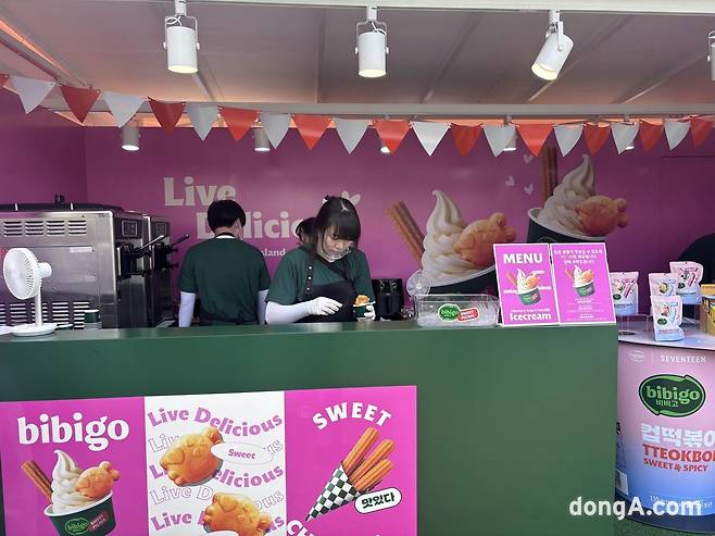 비비고부스에서 츄로스 아이스크림을 관람객에게 증정하고 있다. 황소영 기자 fangso@donga.com