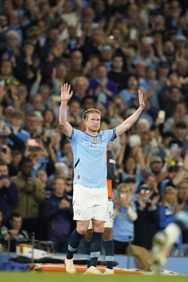 올 시즌을 끝으로 10년간 몸담았던 잉글랜드 프리미어리그(EPL) 맨체스터시티를 떠나는 케빈 더브라위너가 맨시티 안방 구장인 에티하드 스타디움에서 팬들에게 인사를 하고 있다. 맨체스터=AP 뉴시스