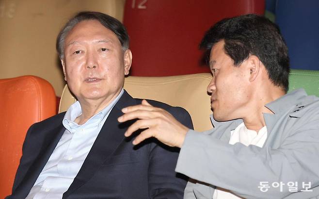 윤석열 전 대통령이 21일 서울 메가박스 동대문에서 영화 ‘부정선거, 신의 작품인가’ 관람 전 전한길 전 한국사 강사와 대화를 나누고 있다. 송은석 기자 silverstone@donga.com