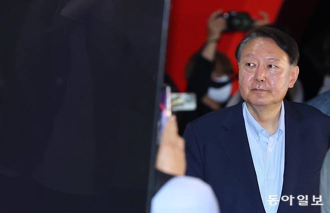 윤석열 전 대통령이 21일 서울 메가박스 동대문에서 영화 ‘부정선거, 신의 작품인가’ 관람을 마친 뒤 퇴장하고 있다. 2025.05.21.송은석 기자 silverstone@donga.com