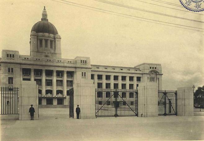 총독부 청사가 준공된 뒤 광화문 자리에는 철제 정문이 설치됐다. 사진 출처 국립중앙도서관