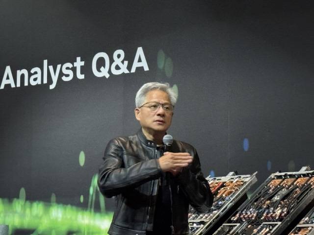 젠슨 황 엔비디아 CEO가 21일 대만 만다린 오리엔탈 호텔에서 열린 '글로벌 미디어 Q&A' 행사에서 취재진 질문에 답하고 있다. 연합뉴스 제공.