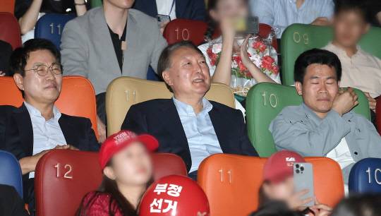 윤석열 전 대통령이 21일 서울 메가박스 동대문에서 영화 '부정선거, 신의 작품인가'를 관람하고 있다. 왼쪽부터 이영돈 PD, 윤 전 대통령, 전한길 전 한국사 강사. [공동취재]