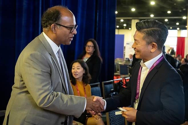 김정범 슈파인세라퓨틱스 대표(오른쪽)가 아쇼크 핀토 셀렉트USA 대표로부터 우승 축하인사를 받고 있다.