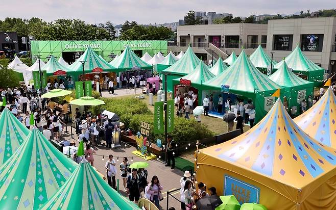 21일 용산구 노들섬 일대에서 열리는 2025 올리브영 페스타 행사장이 관람객들로 붐비고 있다.