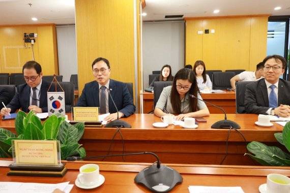 20일 최영삼 주베트남 한국대사가 쩐홍민 건설부 장관이 회담하고 있다. 사진=김준석 기자
