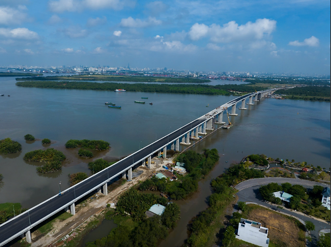 금호건설 시공중인 년짝 대교가 막바지 공사를 진행하고 있다. 베트남 건설부 제공