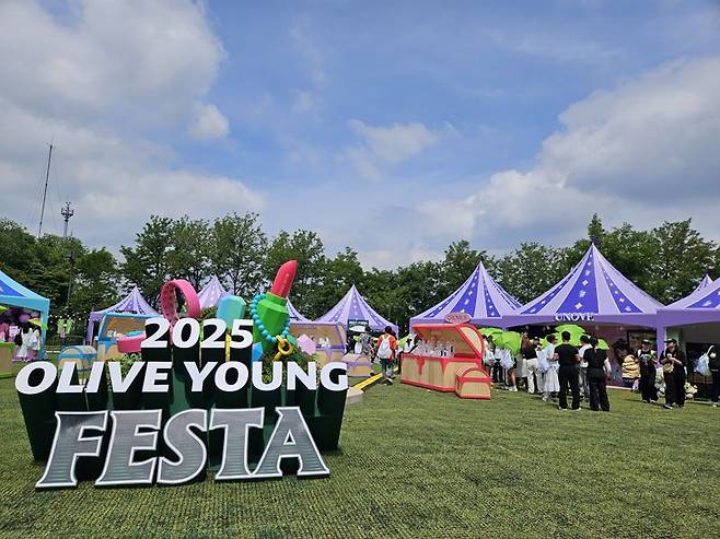 21일 서울 용산구 노들섬에서 열린 '2025 올리브영 페스타'를 방문한 관람객들이 부스를 둘러보고 있다. 사진=이정화 기자