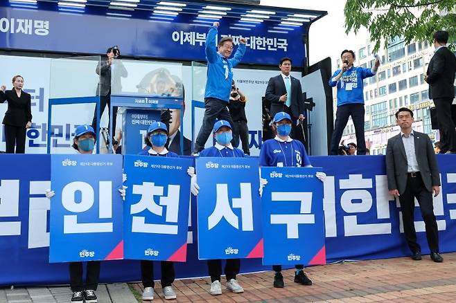 (인천=뉴스1) 안은나 기자 = 이재명 더불어민주당 대통령 후보가 사흘째 수도권 표심잡기에 나선 21일 오후 인천 서구 롯데마트 청라점 앞을 찾아 유세를 마친 뒤 인사하고 있다. 2025.5.21/뉴스1 /사진=뉴스1화상