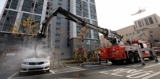 지난해 11월 20일 전주시에서 행정안전부·전북소방본부 등 유관기관이 전기차 화재 진압 훈련을 하고 있다. 뉴스1