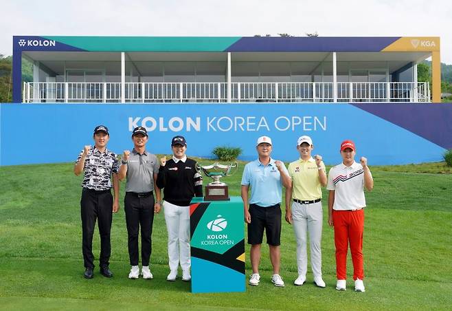 21일 열린 '코오롱 제67회 한국오픈 골프선수권대회' 포토콜에 참석한 김백준(왼쪽부터), 엄재웅, 디펜딩 챔피언 김민규, 대니리, 김비오, 국가대표 김민수 선수가 기념촬영을 하고 있다. 코오롱 한국오픈 조직위원회 제공