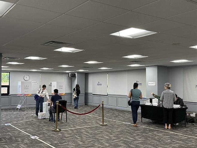 20일 오전 9시께(현지시각) 미국 버지니아주 알렉산드리아 코리안커뮤니티센터에 마련된 투표소에서 시민들이 투표하고 있다.