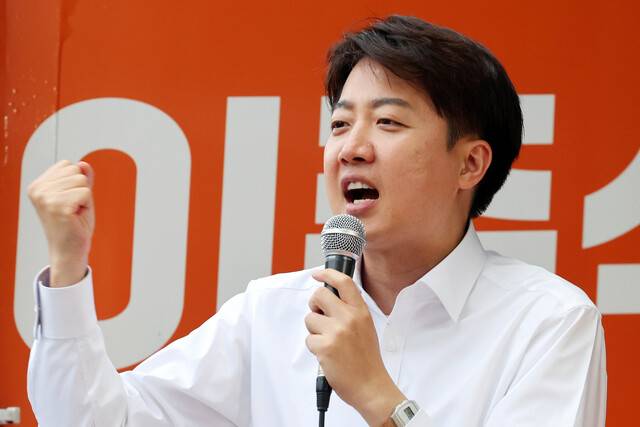 이준석 개혁신당 대통령 후보가 19일 오후 광주 북구 전남대학교 후문 앞에서 열린 유세에서 지지를 호소하고 있다. 연합뉴스