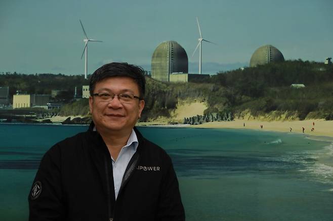 쩡원성 대만전력공사 회장이 대만 탈원전 당일인 18일 대만전력 남부지사의 대형 사진 앞에서 포즈를 취하고 있다. 장영식 사진작가 제공