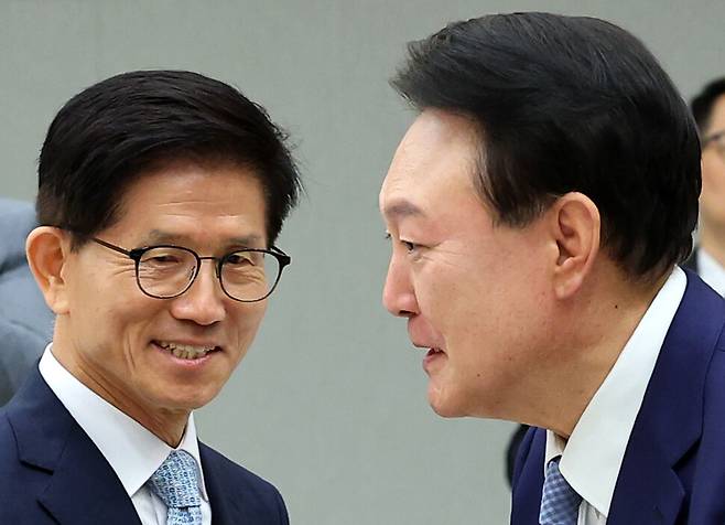 윤석열 당시 대통령이 지난해 8월 30일 김문수 고용노동부 장관에게 임명장을 수여하는 모습. 연합뉴스