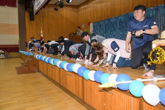 지난 15일 스승의 날에 형석고 교사 등이 학생들의 절에 큰절로 화답하고 있다. 형석고 제공