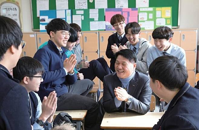 김병기 형석고 교장과 학생들이 절을 나누고 있다. 형석고 제공