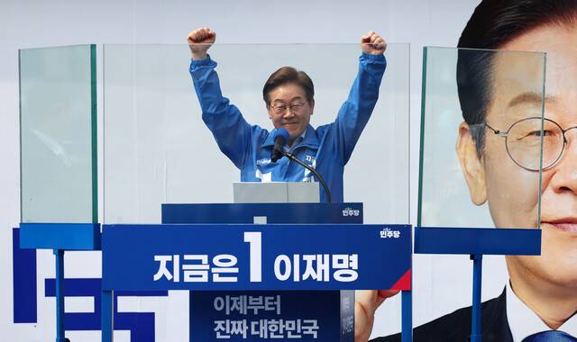 이재명 더불어민주당 대통령 후보가 21일 인천광역시 부평역 북광장에서 열린 집중유세에서 시민들에게 인사하고 있다. 공동취재사진