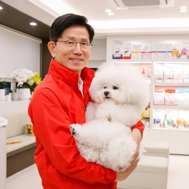 김문수 국민의힘 대선후보가 지난 13일 대구의 반려동물 전문병원에서 보호 중인 강아지를 안고 있다. 국민의힘 선대위