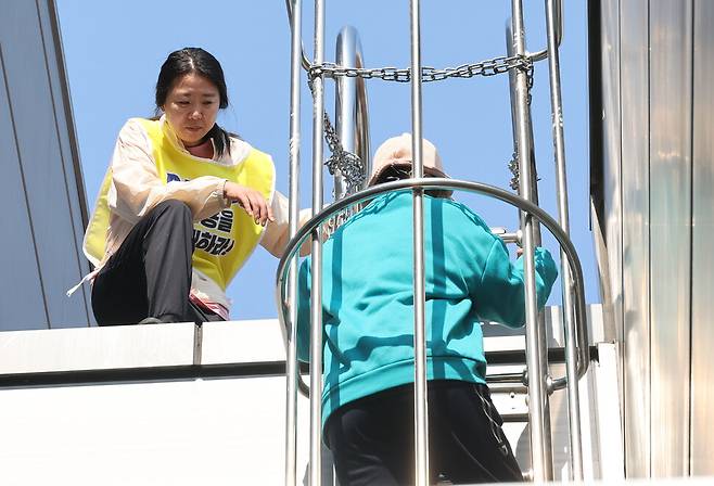 박정혜씨가 2025년 5월12일 경북 구미의 옵티칼하이테크 옥상에서 내려오는 취재진을 돕고 있다. 백소아 기자